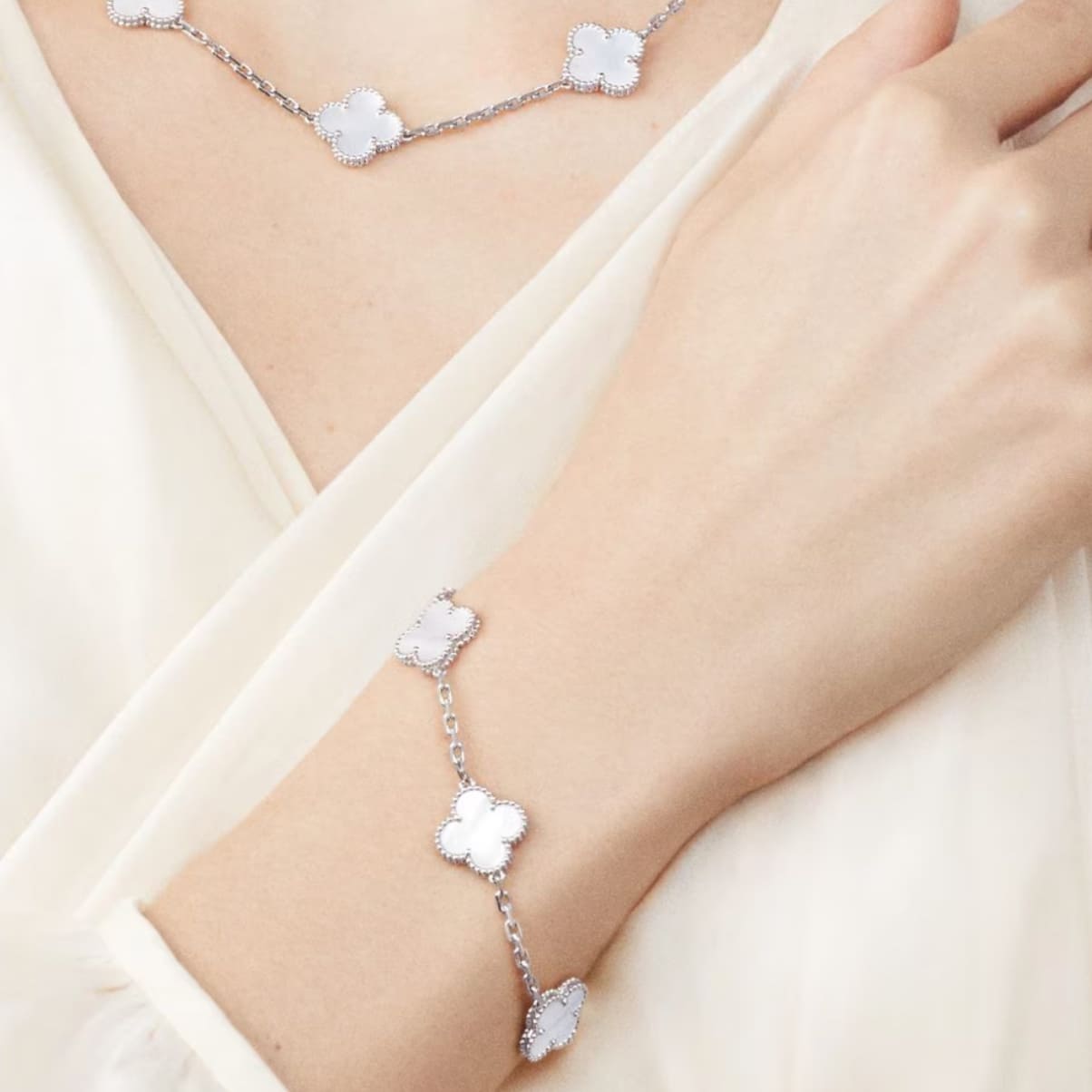 PULSERA TREBOL SILVER WHITE